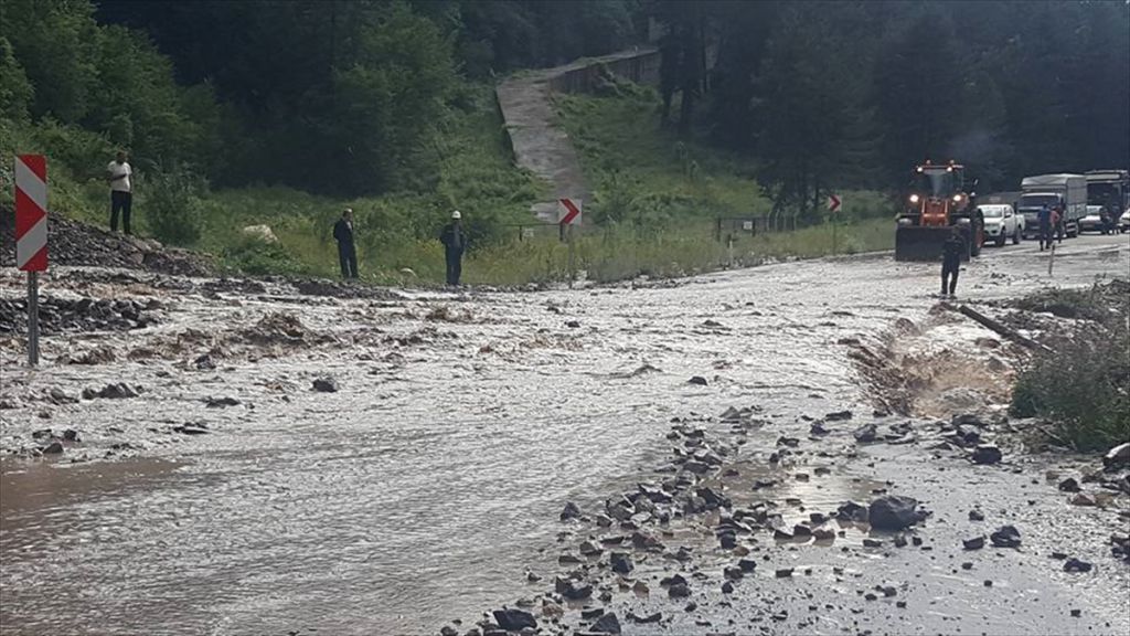 Sağanak yağmur yolları dereye çevirdi
