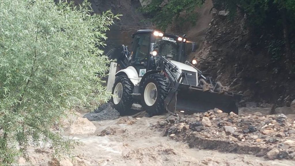 Sağanak yağmur yolları dereye çevirdi