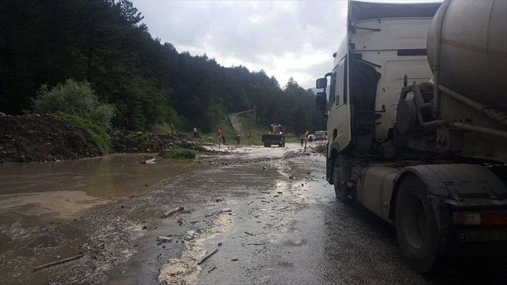 Sağanak yağmur yolları dereye çevirdi