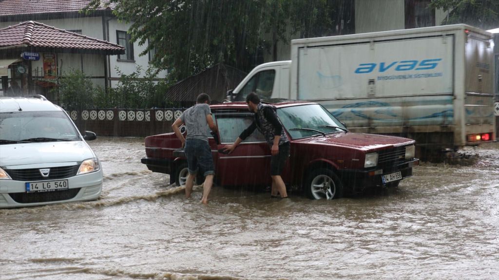 Sağanak yağmur yolları dereye çevirdi