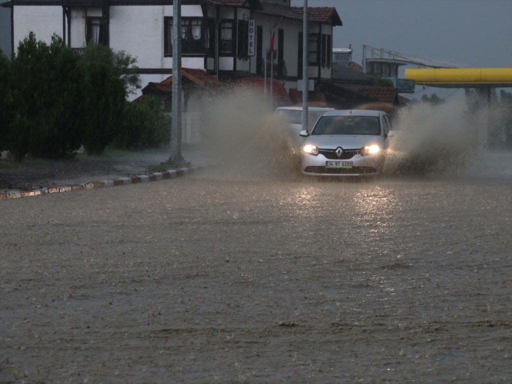 Sağanak yağmur yolları dereye çevirdi