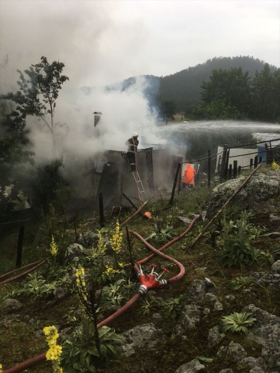 Seben'de yıldırım isabet eden yayla evi yandı