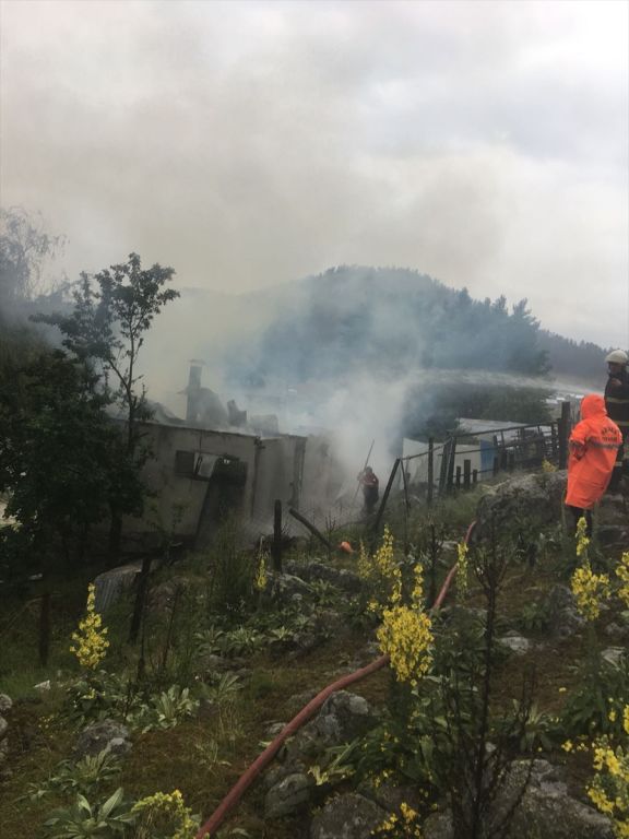 Seben'de yıldırım isabet eden yayla evi yandı