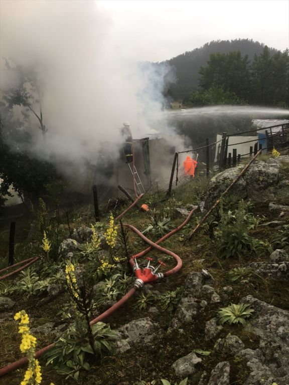 Seben'de yıldırım isabet eden yayla evi yandı