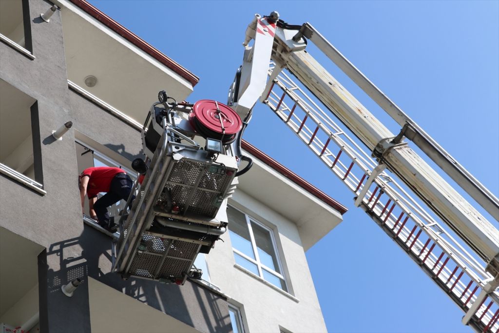 Yaşlı kadının yardımına itfaiye ekipleri yetişti