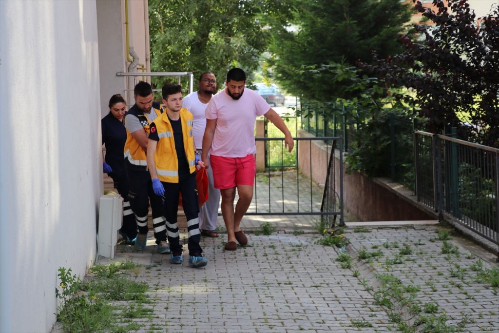 Yaşlı kadının yardımına itfaiye ekipleri yetişti