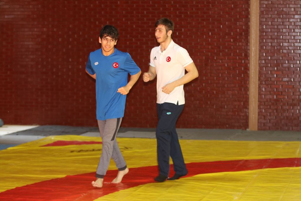 Yıldız milli güreşçilerin gözü dünya şampiyonluğunda