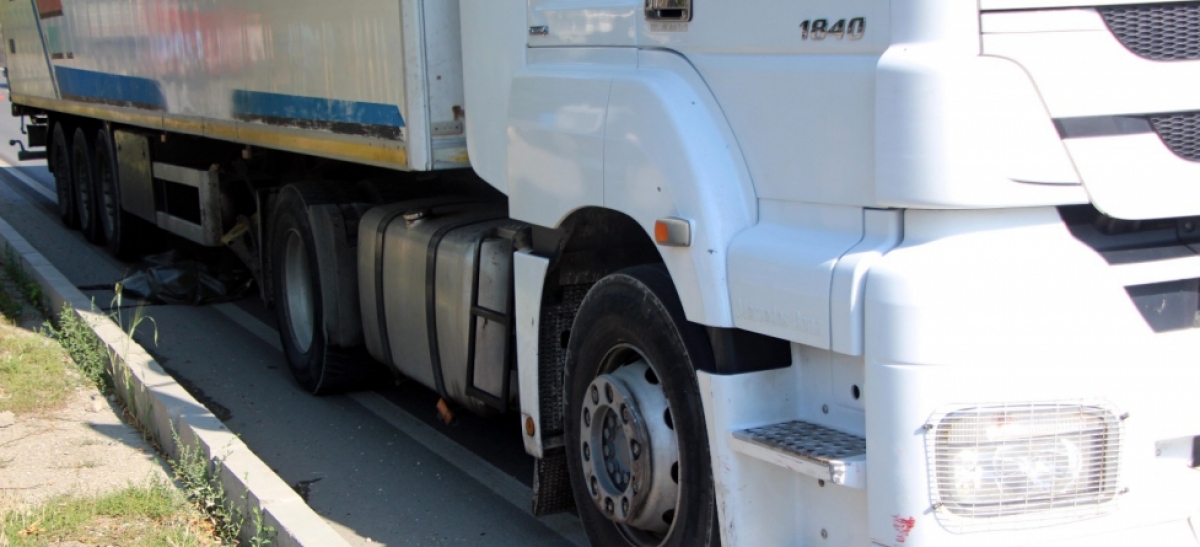 TIR'ın altında metrelerce sürüklendi