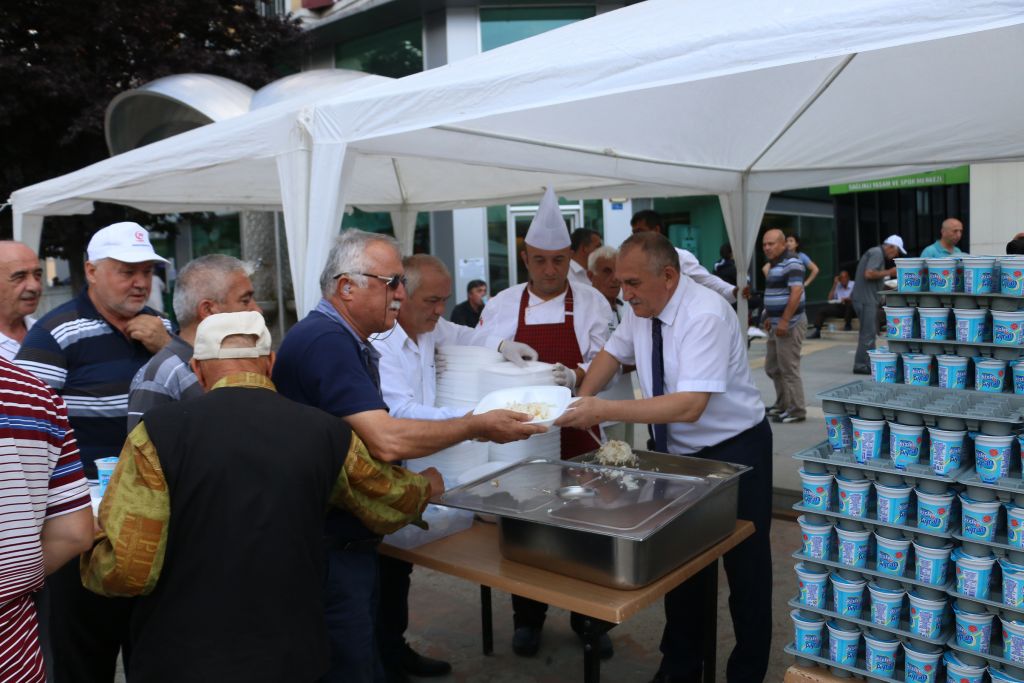15 Temmuz Şehitleri için pilav dağıtıldı
