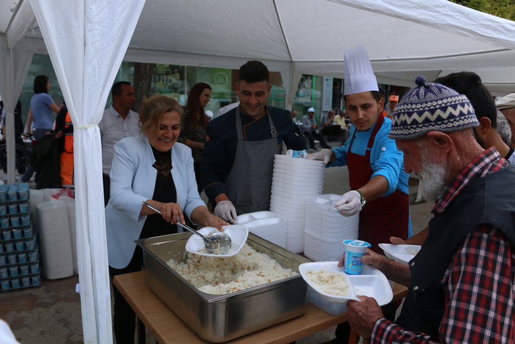 15 Temmuz Şehitleri için pilav dağıtıldı
