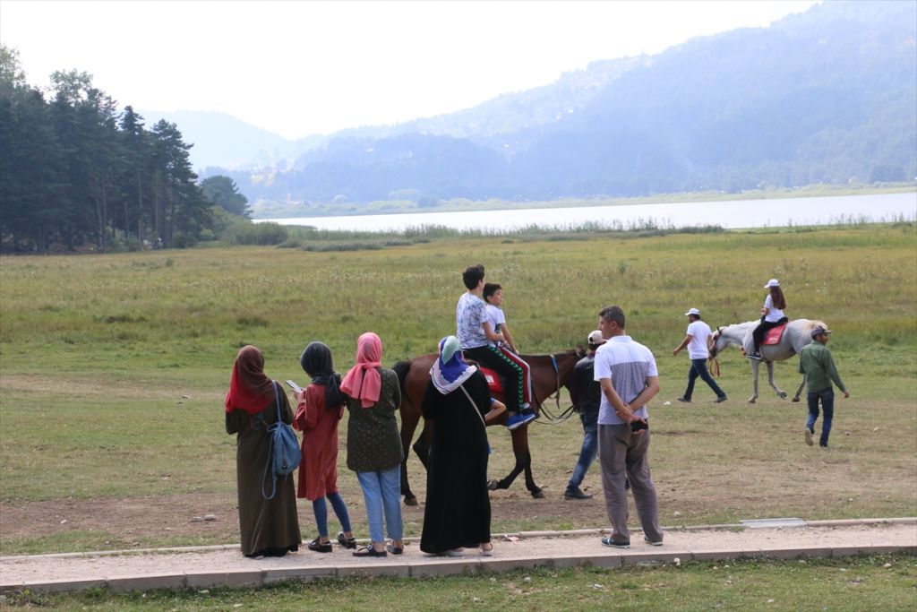 Abant'a yerli ve yabancı turist ilgisi