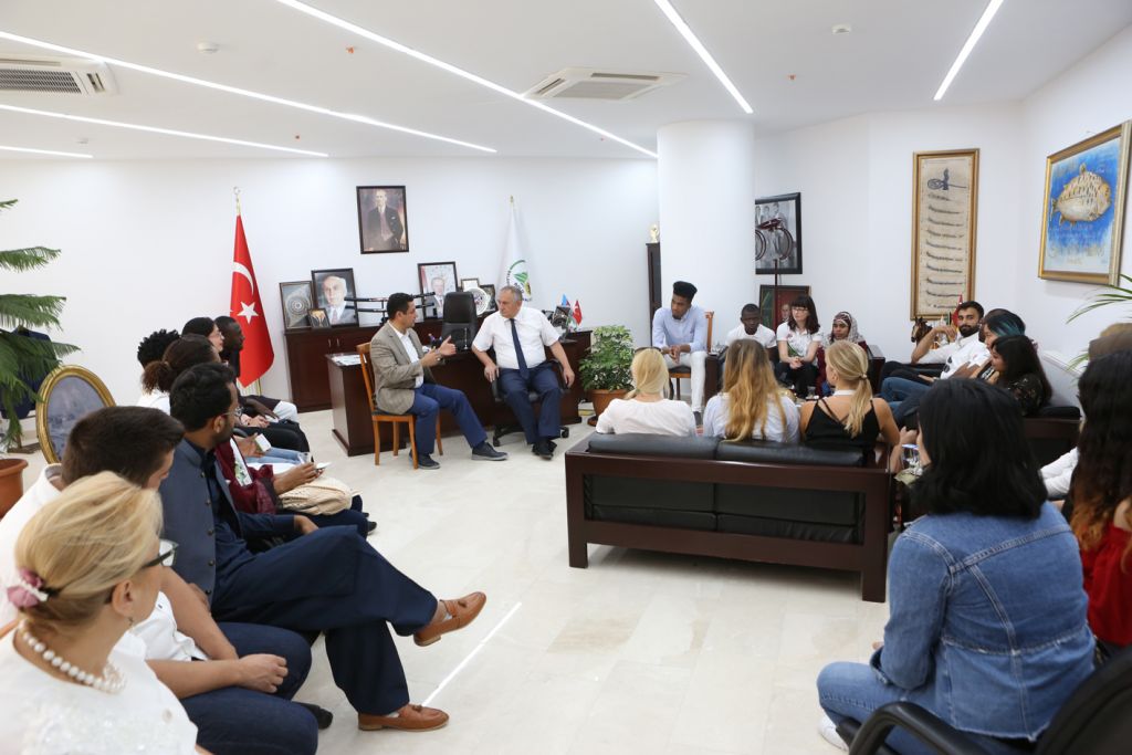 Başkan Yılmaz'a yabancı öğrencilerden ziyaret
