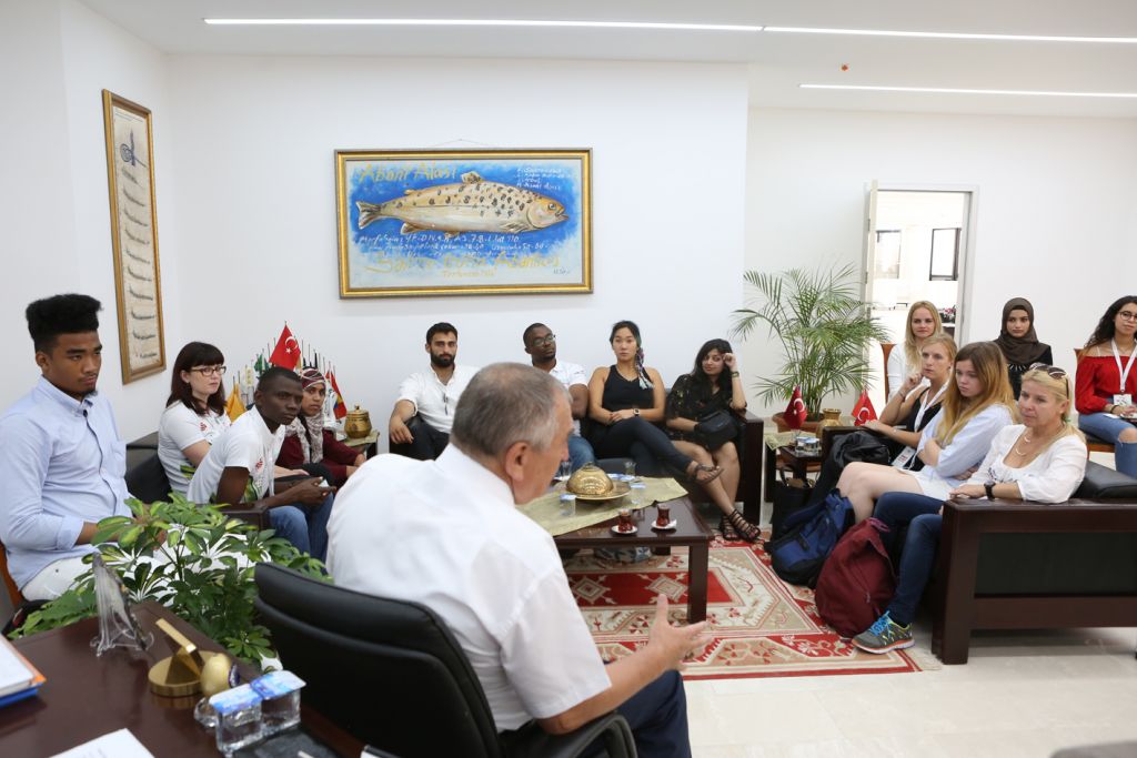 Başkan Yılmaz'a yabancı öğrencilerden ziyaret