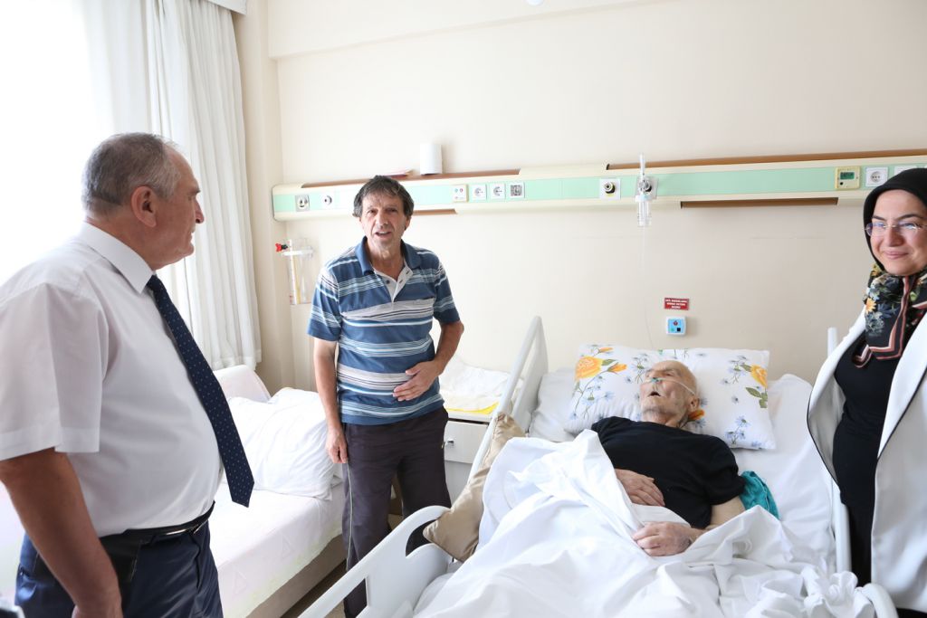 Başkan Yılmaz'dan altı hastaya geçmiş olsun ziyareti