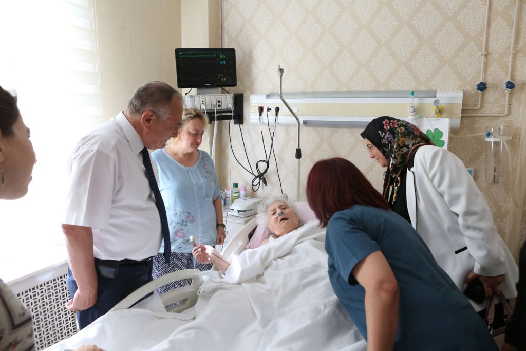 Başkan Yılmaz'dan altı hastaya geçmiş olsun ziyareti