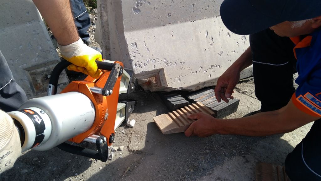 Beton blokların altına sıkışan yavru köpekleri AFAD kurtardı