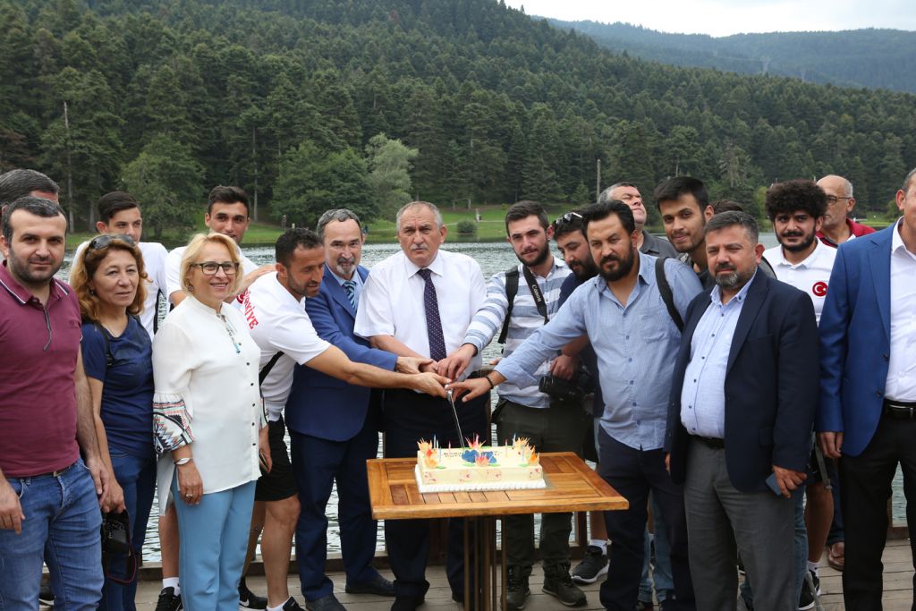Bolu Belediye Başkanı Alaaddin Yılmaz'dan gazetecilere sürpriz kutlama