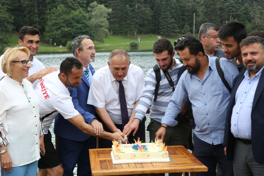 Bolu Belediye Başkanı Alaaddin Yılmaz'dan gazetecilere sürpriz kutlama