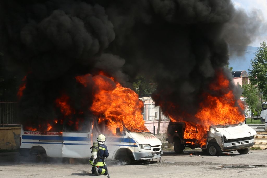 Bolu İtfaiyesi'nden nefes kesen tatbikat