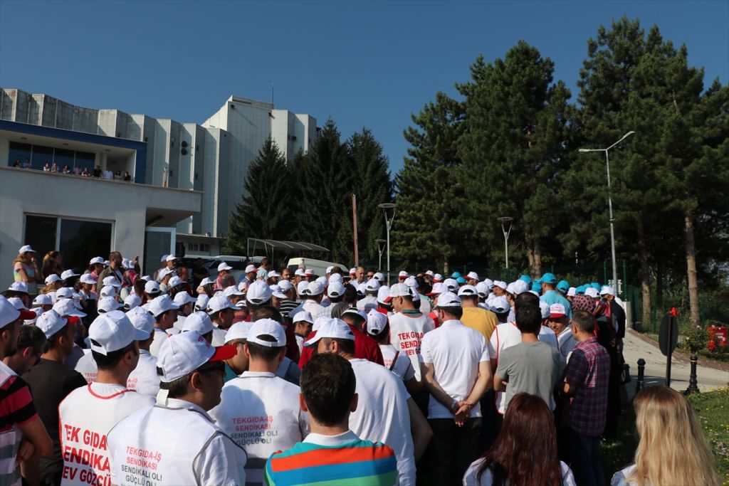 BOLU'DA GIDA İŞÇİLERİNDEN GREV