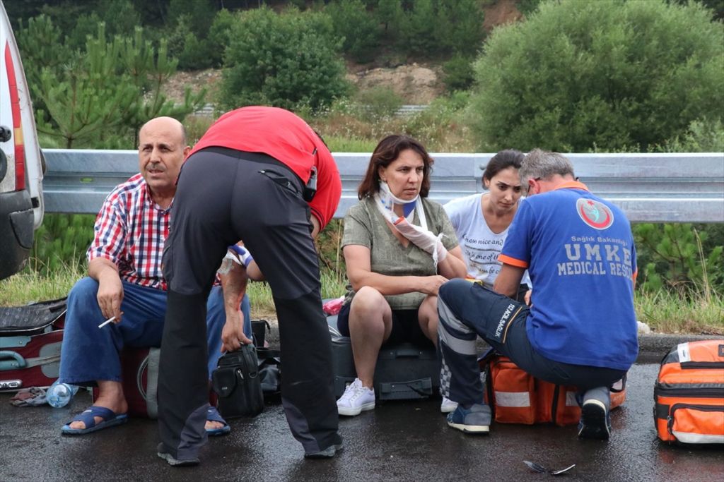 Bolu'da zincirleme trafik kazası: 1 ölü, 5 yaralı