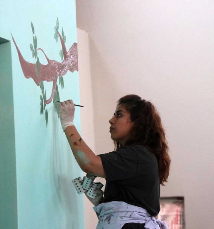 Engelli yaşam merkezinin duvarlarını resimle güzelleştiriyorlar