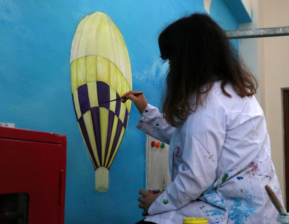 Engelli yaşam merkezinin duvarlarını resimle güzelleştiriyorlar