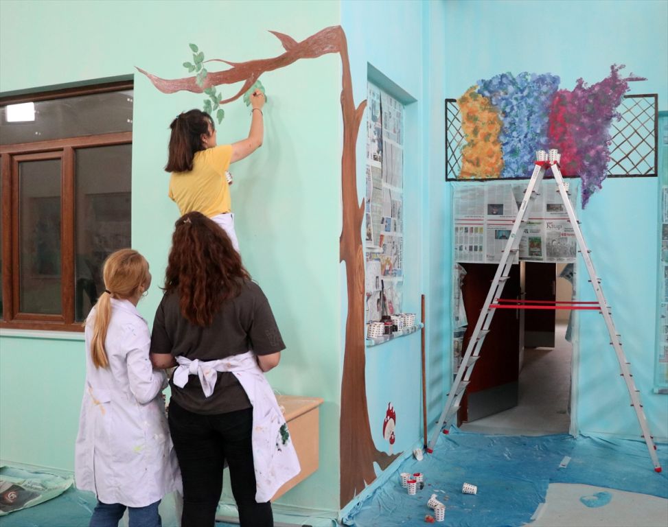 Engelli yaşam merkezinin duvarlarını resimle güzelleştiriyorlar