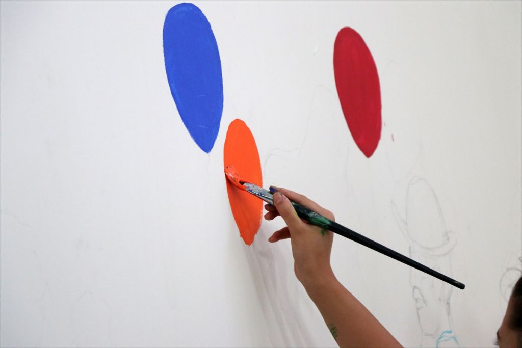 Engelli yaşam merkezinin duvarlarını resimle güzelleştiriyorlar