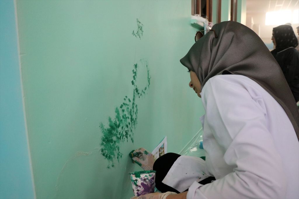 Engelli yaşam merkezinin duvarlarını resimle güzelleştiriyorlar