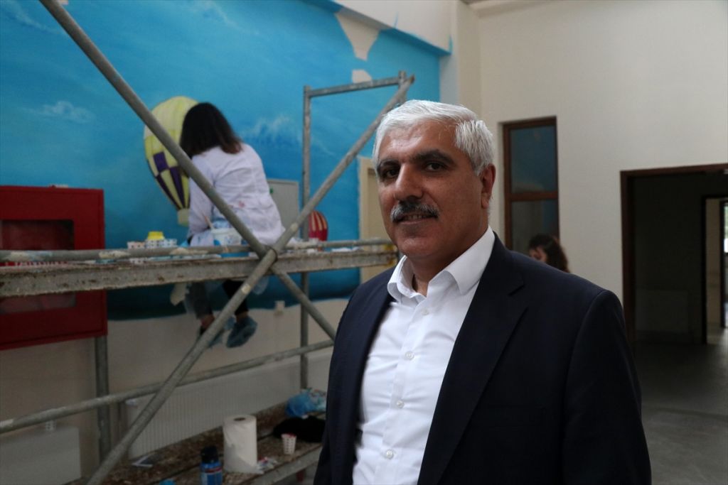 Engelli yaşam merkezinin duvarlarını resimle güzelleştiriyorlar