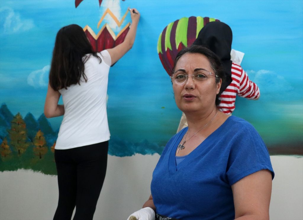 Engelli yaşam merkezinin duvarlarını resimle güzelleştiriyorlar