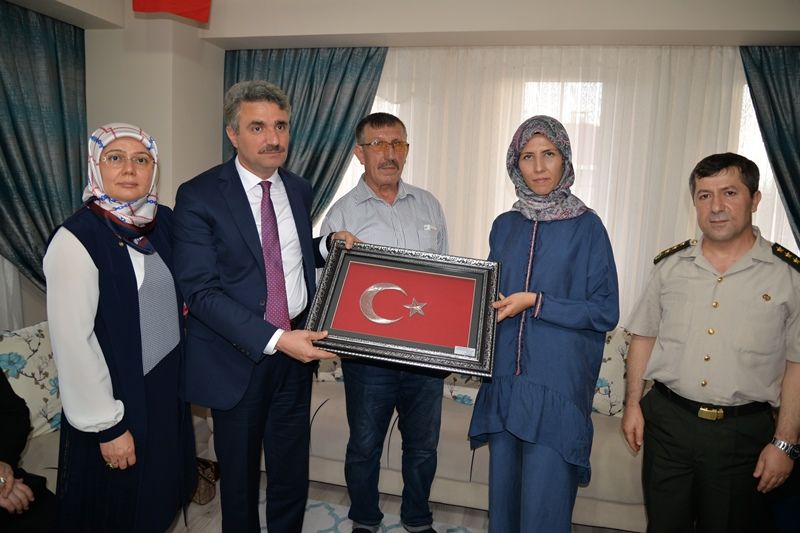 KAHRAMAN ŞEHİTLERİMİZİN AİLELERİ VE GAZİMİZ ZİYARET EDİLDİ