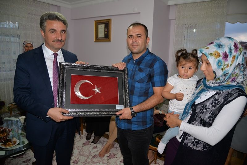 KAHRAMAN ŞEHİTLERİMİZİN AİLELERİ VE GAZİMİZ ZİYARET EDİLDİ