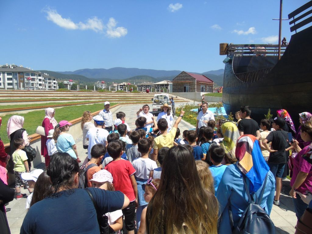 Masal Parkı'nda 80 öğrenci doyasıya eğlendi