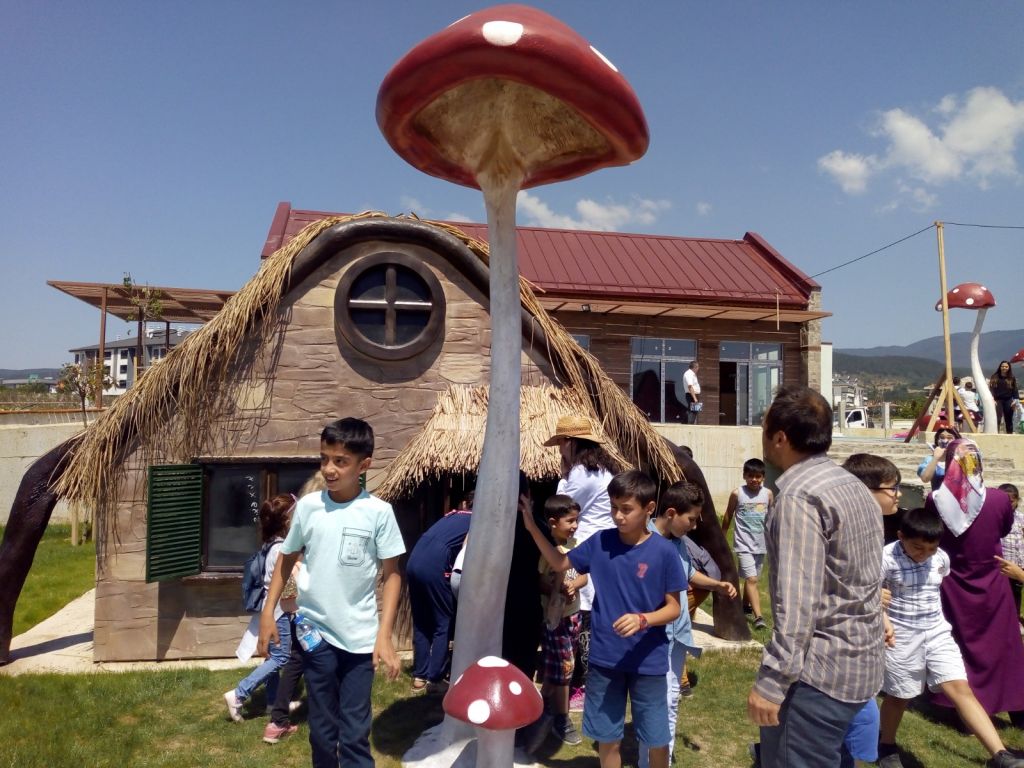 Masal Parkı'nda 80 öğrenci doyasıya eğlendi