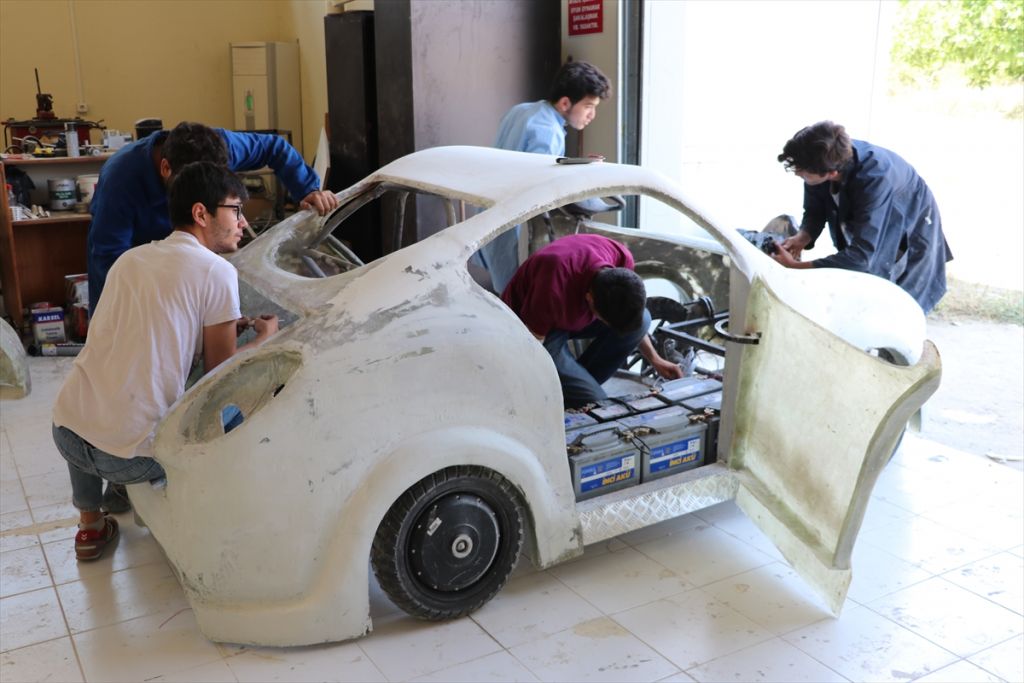 Üniversitelilerin el emeği göz nuru elektromobil: 