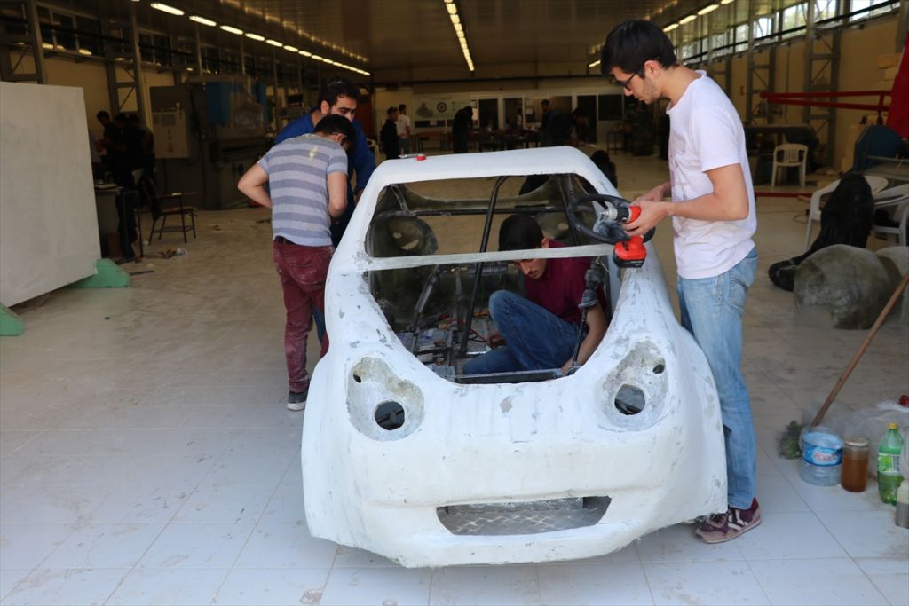 Üniversitelilerin el emeği göz nuru elektromobil: 
