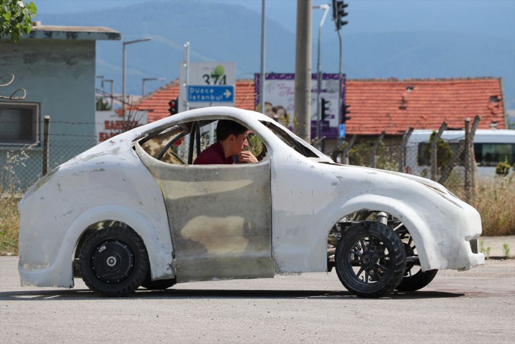 Üniversitelilerin el emeği göz nuru elektromobil: 