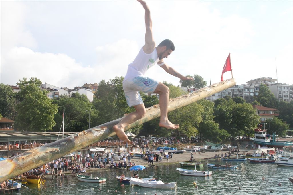 Yağlı direkten bayrak almak için yarıştılar