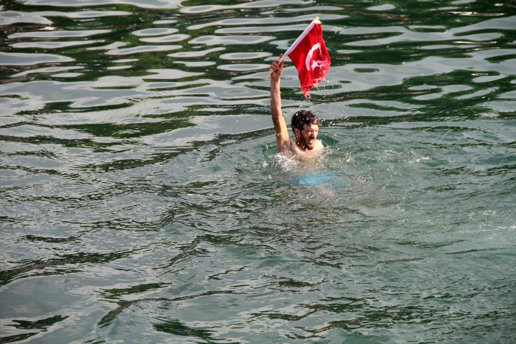 Yağlı direkten bayrak almak için yarıştılar