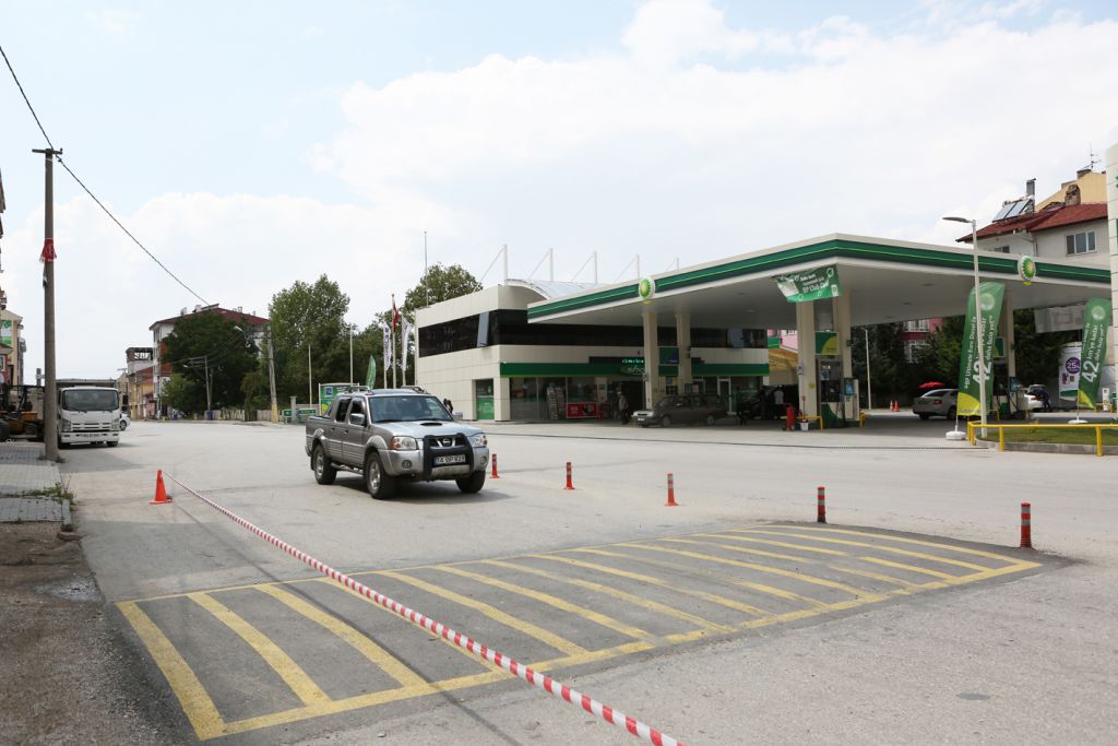 Yaya geçitleri ile hız kesici kasislerde yenilemelere devam