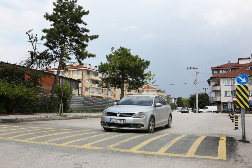 Yaya geçitleri ile hız kesici kasislerde yenilemelere devam