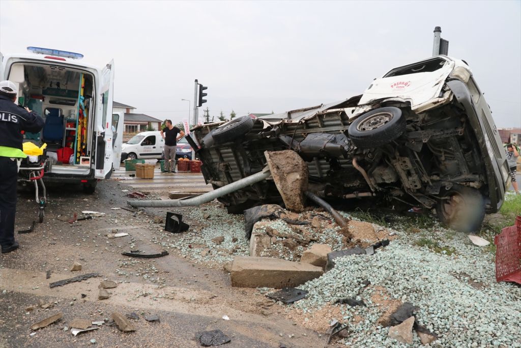 Ambulansla kamyonet çarpıştı: 6 yaralı