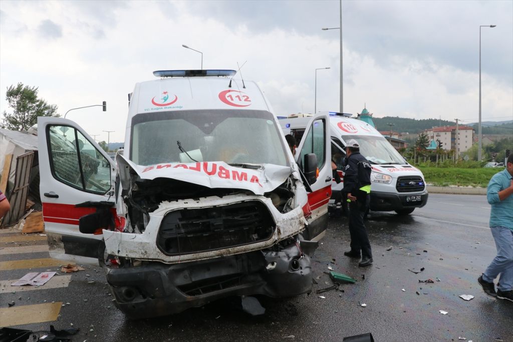Ambulansla kamyonet çarpıştı: 6 yaralı