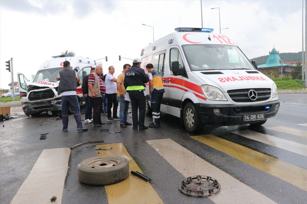 Ambulansla kamyonet çarpıştı: 6 yaralı