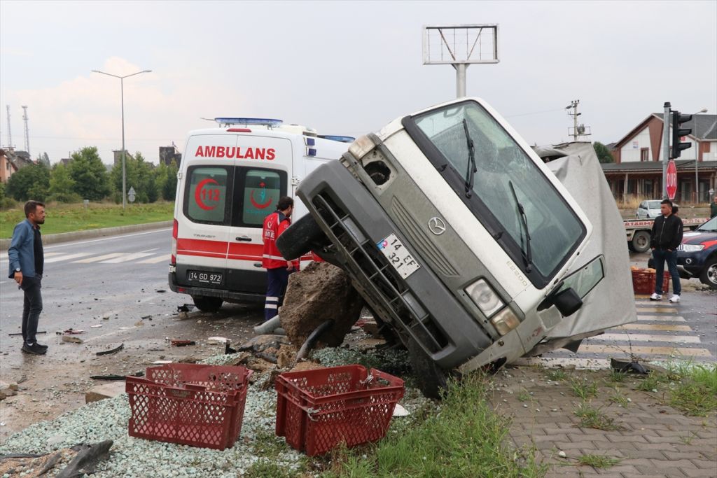 Ambulansla kamyonet çarpıştı: 6 yaralı