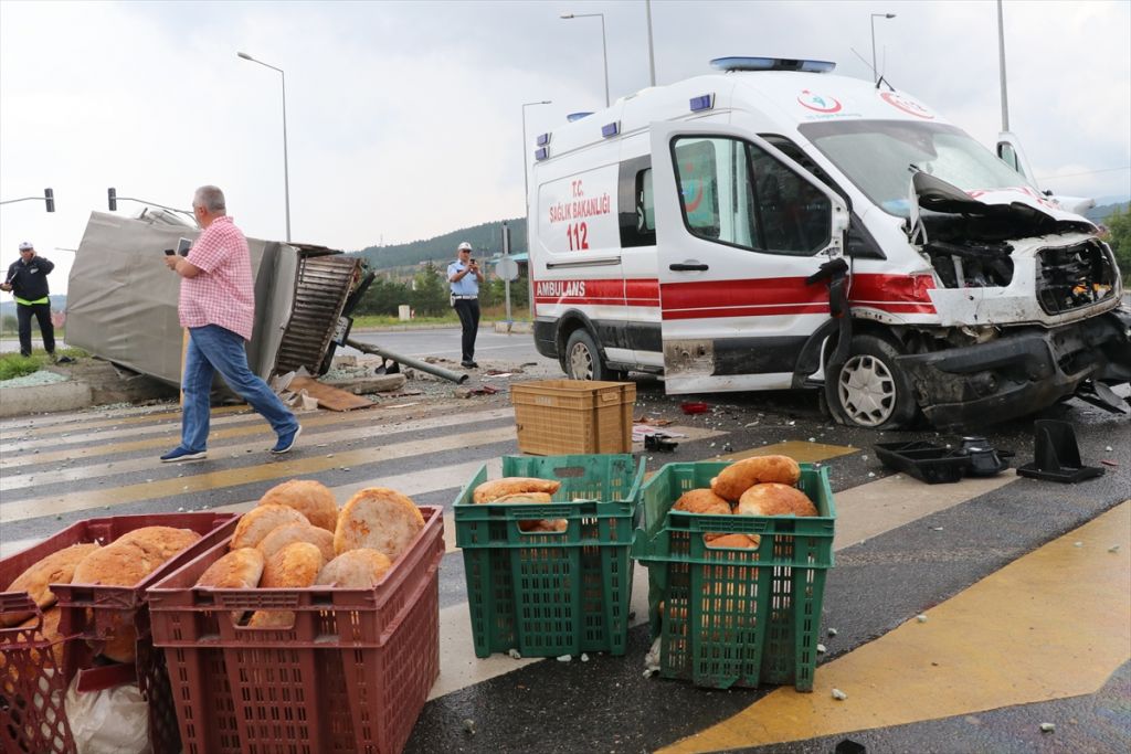 Ambulansla kamyonet çarpıştı: 6 yaralı