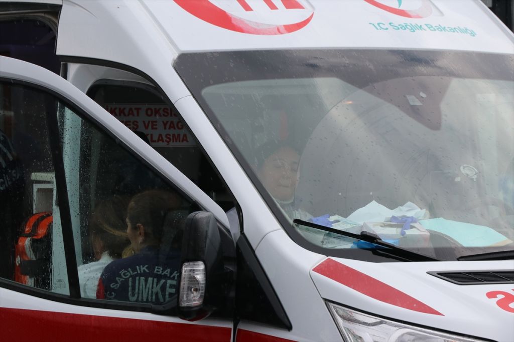 Ambulansla kamyonet çarpıştı: 6 yaralı