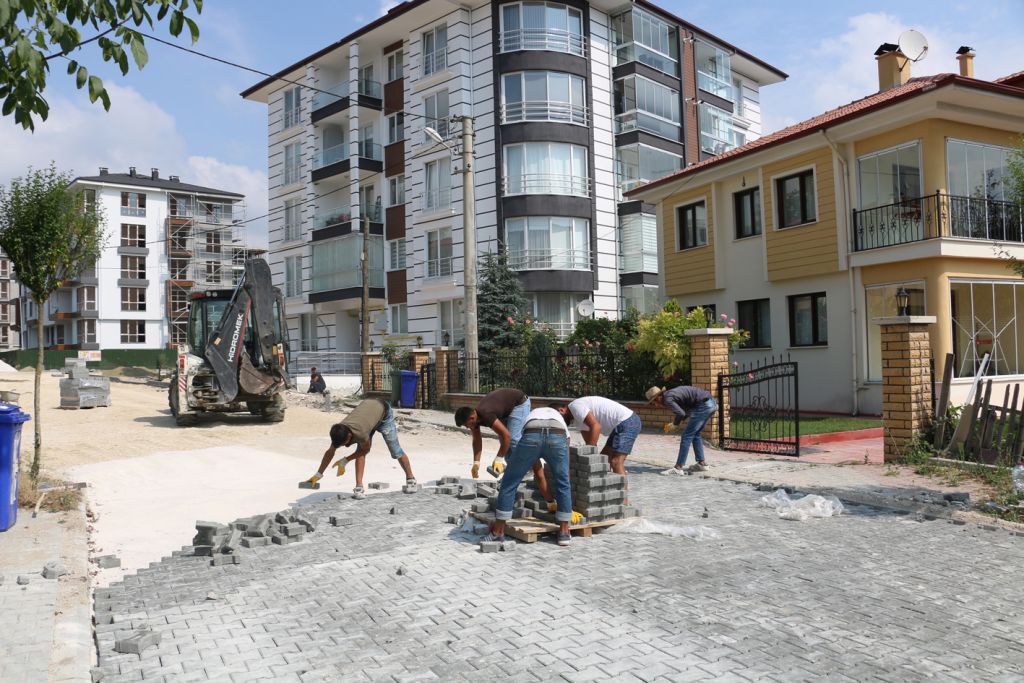 Bolu Belediyesi'nden 3 mahallede kilitli parke taşı çalışması